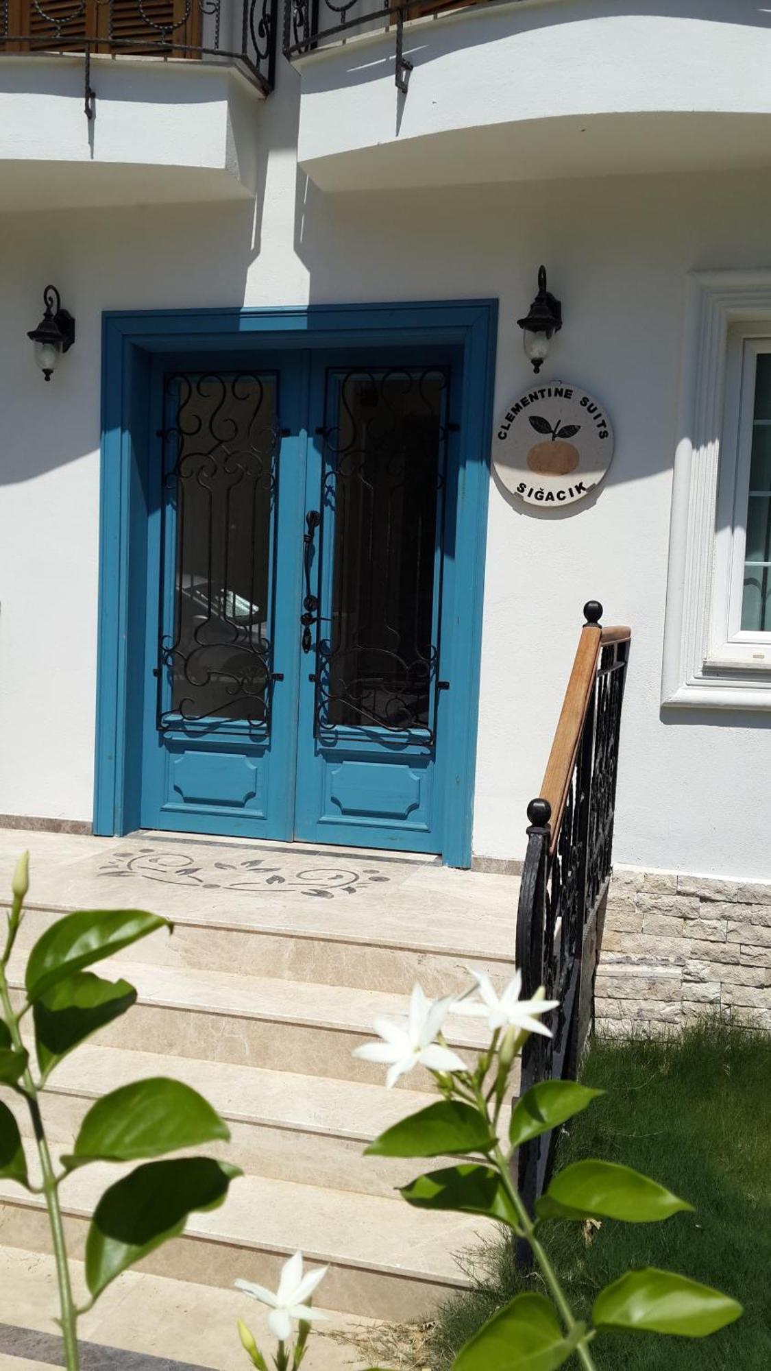 Clementin Suits Siğacık Екстериор снимка