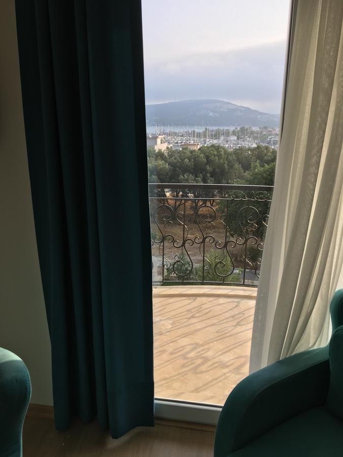 Clementin Suits Siğacık Екстериор снимка